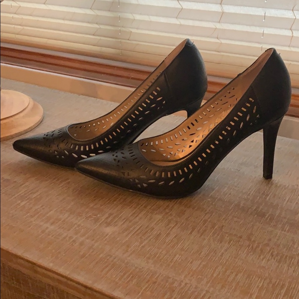 BLACK PUMPS -LASER CUT DETAIL